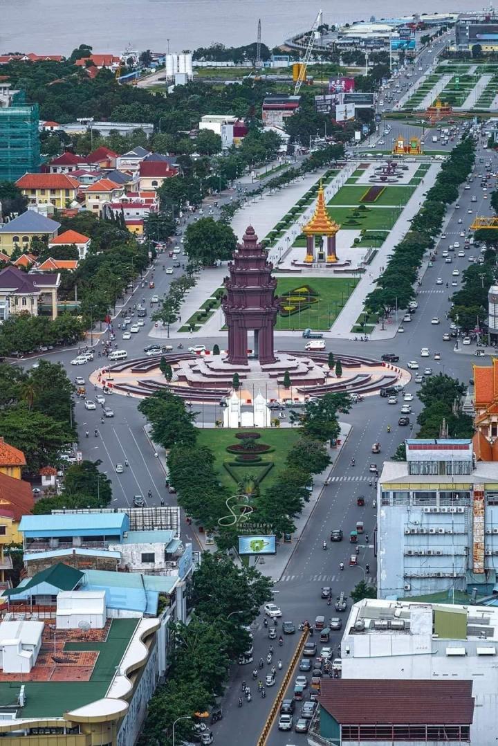 Phnon Penh independence monument